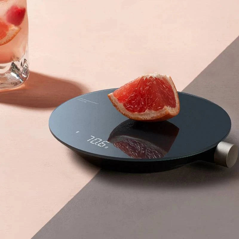 Compact and portable kitchen scale with multiple unit measurements (g, ml, oz, lb)
