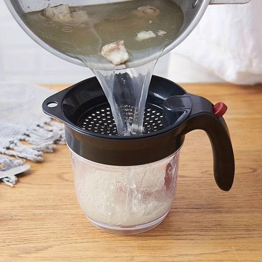 Gravy separator with integrated strainer lid