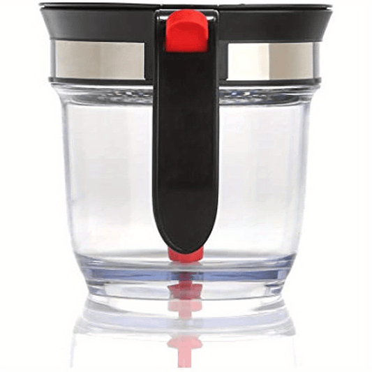 Gravy separator with built-in strainer