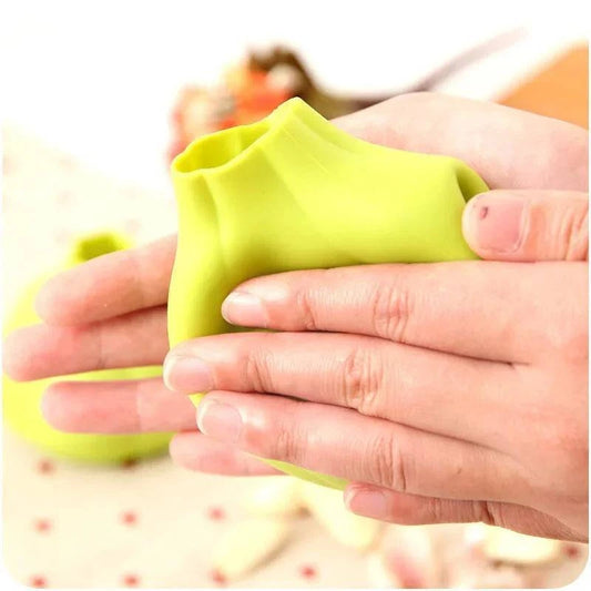Garlic Peeler - Easy and Efficient Peeling - Cook Lux